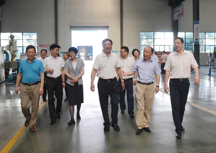 省委書(shū)記、省總工會(huì)副主席徐發(fā)成一行來(lái)安徽天康集團(tuán)開(kāi)展“清涼”活動(dòng)。