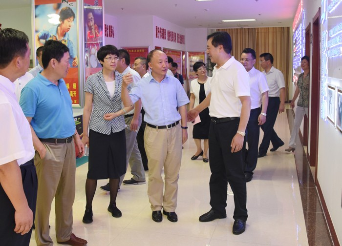 省委書(shū)記、省總工會(huì)副主席徐發(fā)成一行來(lái)安徽天康集團(tuán)開(kāi)展“清涼”活動(dòng)。