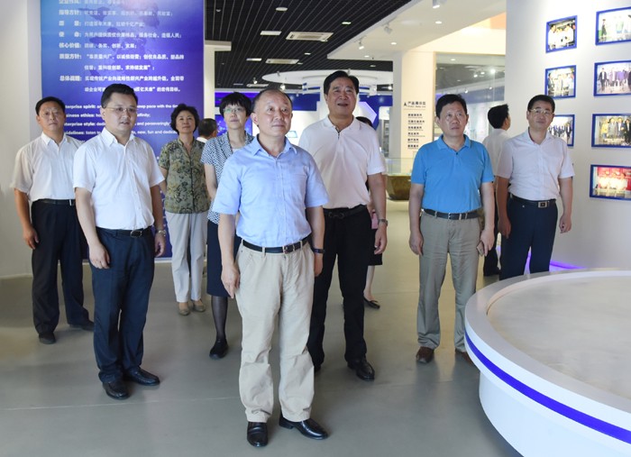 省委書(shū)記、省總工會(huì)副主席徐發(fā)成一行來(lái)安徽天康集團(tuán)開(kāi)展“清涼”活動(dòng)。