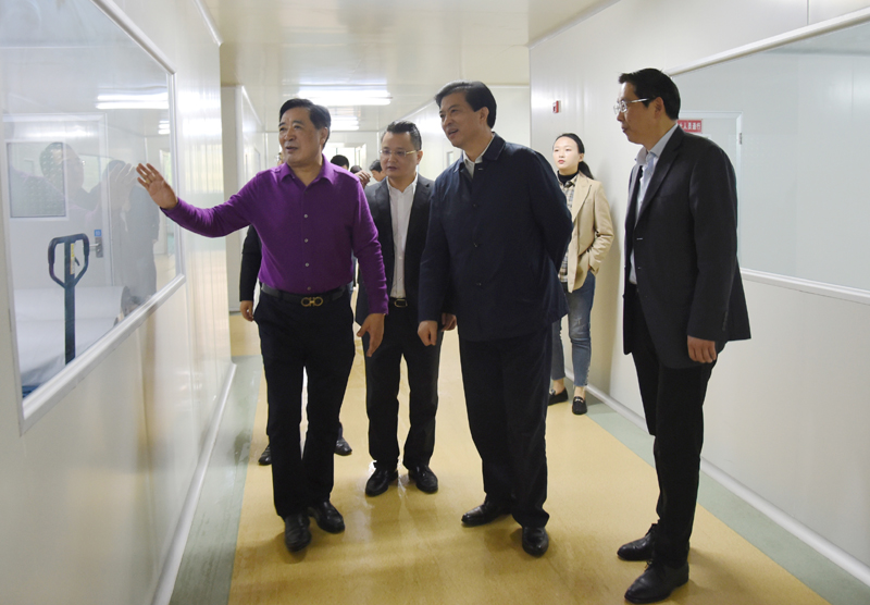 安徽省委常委、省委秘書(shū)長(zhǎng)、統(tǒng)戰(zhàn)部長(zhǎng)陶明倫一行來(lái)安徽天康集團(tuán)調(diào)研工作。